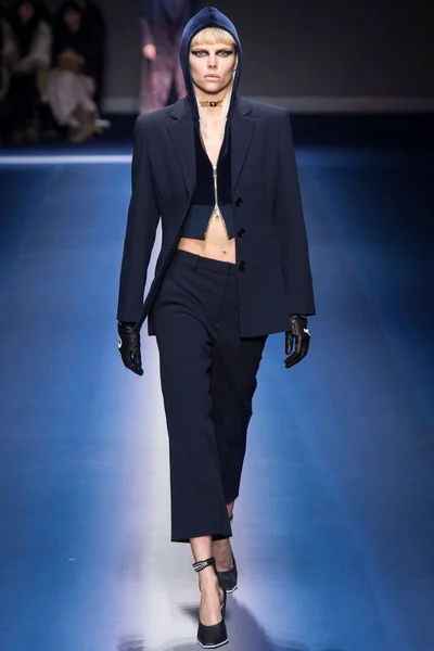 Look 18